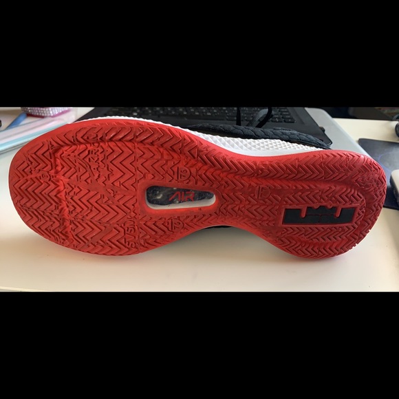 Men’s Lebron 3 Witness - Picture 2 of 2